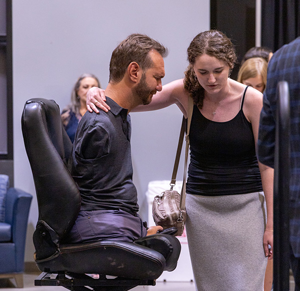 Nick Vujicic praying with student