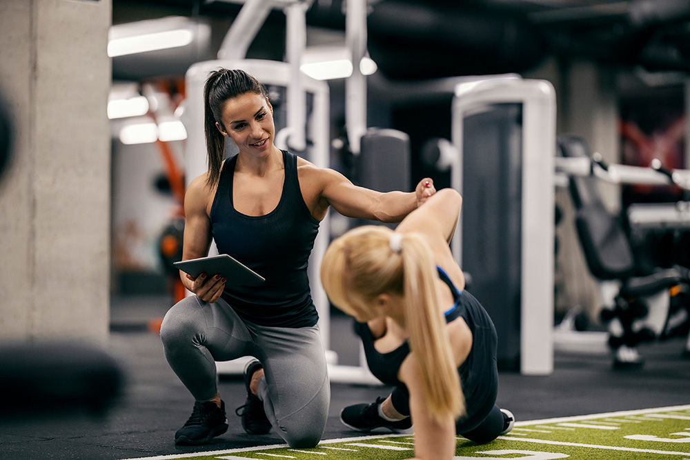 2 women training at the gym